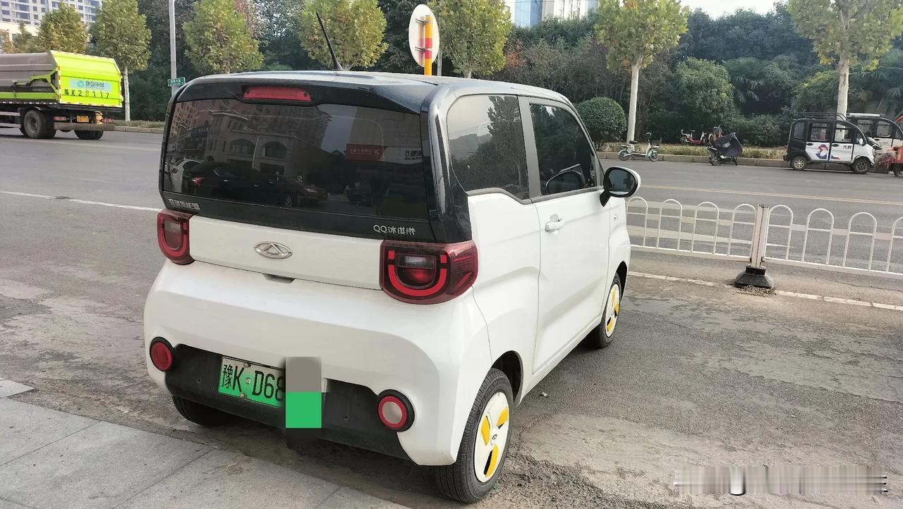 也不知是不是我们小区的人，把车停在银行对面，可能手刹没有拉紧，溜车溜到路上去了！