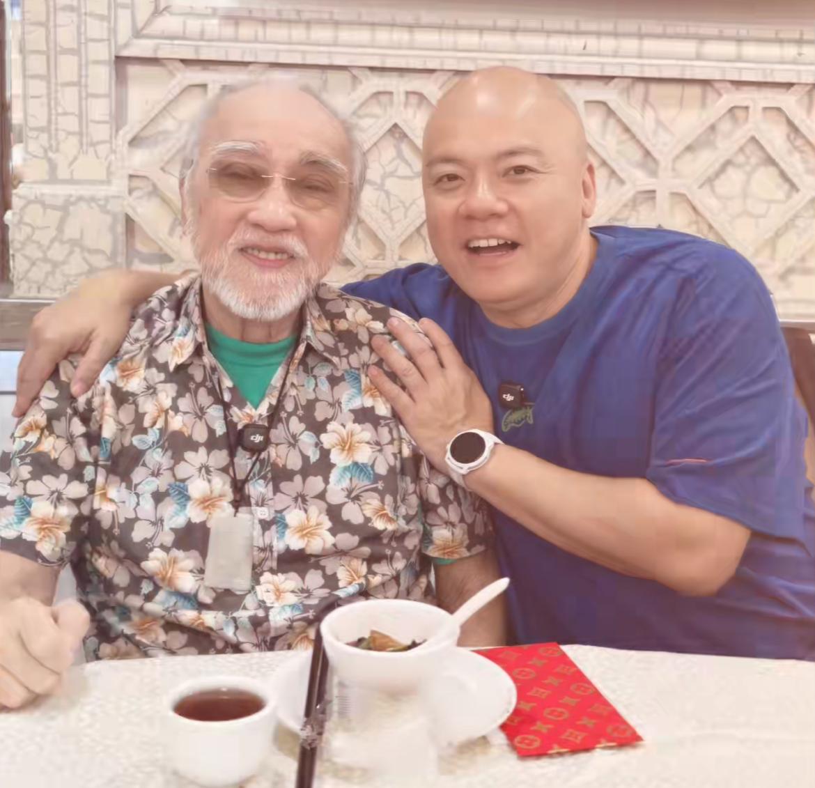 卢海潮儿子卢俊宇远赴香港探望二伯卢海鹏
期间，惨被认作弟弟“卢海潮”，还透露了诸