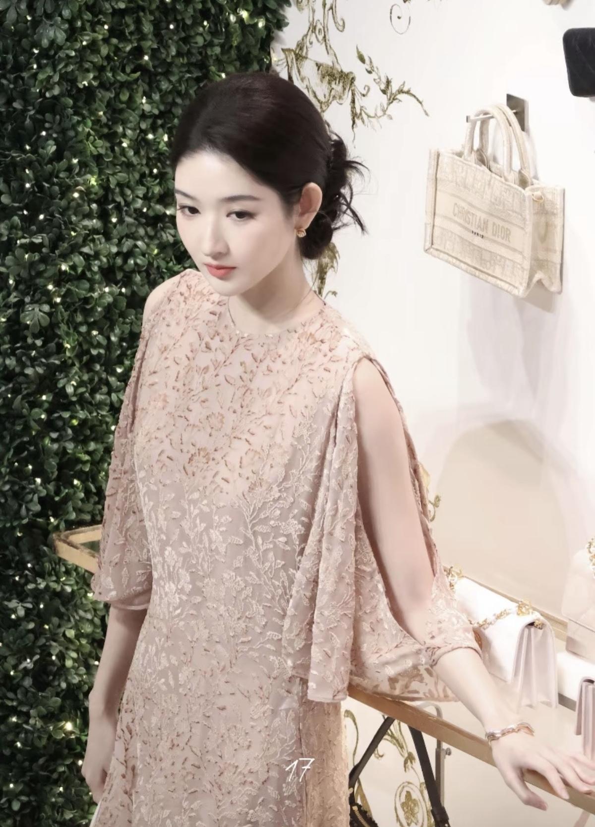 她很适合这种千金贵气风，之前马赛穿搭也好看[加一]综艺和电视里真的把她拍土了，拍