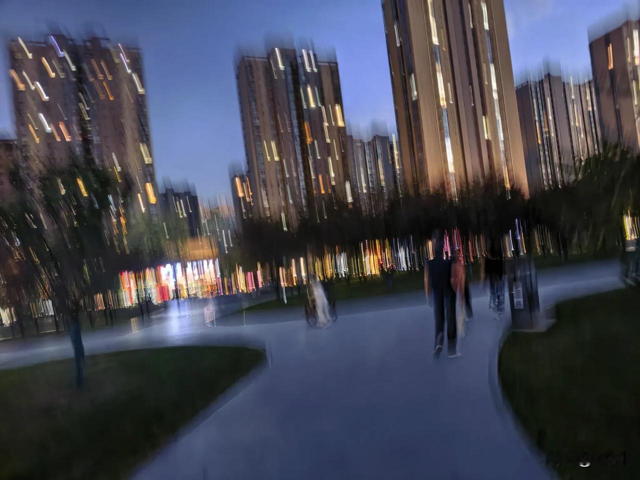 【鹧鸪天·秋水推波】
秋水推波遍种银，
秋风带哨戏丛林。
千山瑞气游长野，
万里
