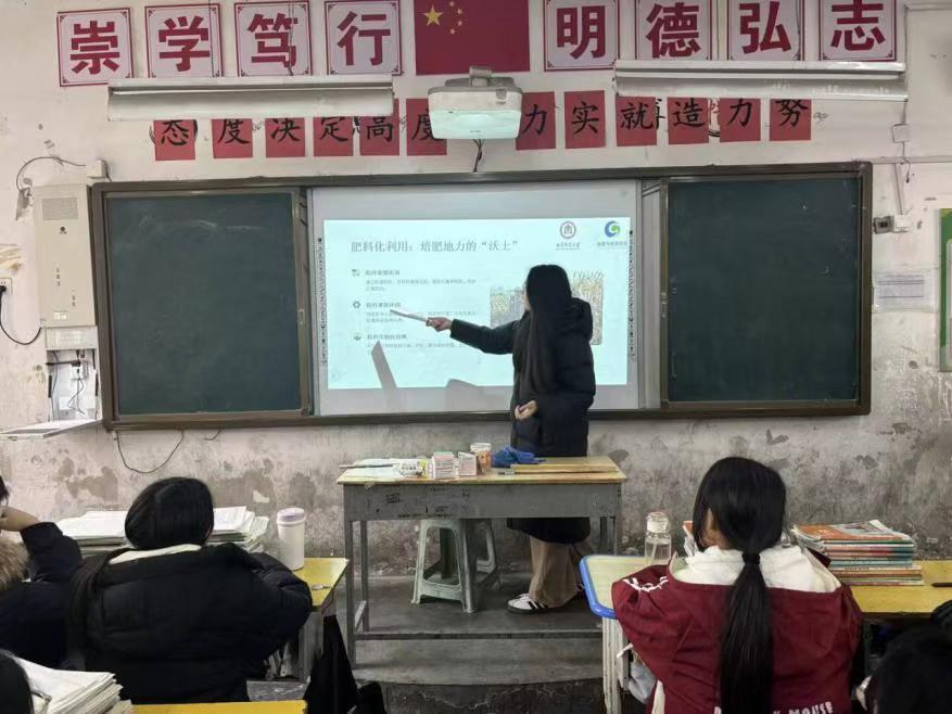 秦岭笑谈 【阡陌寻绿践初心，秸用赋能助振兴】青春三下乡曲阜师范大学大学生寒假社会