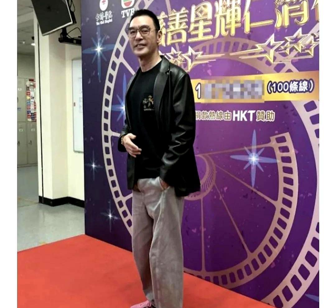 73岁还在综艺里为女儿铺路，而她60岁直播卖货，却不敢提孩子。
钟镇涛的73岁，