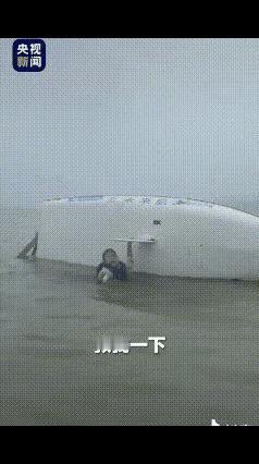 “授人以鱼不如授人以渔！”10岁男孩雨中翻船喊“救命”，本以为教练会来救自己，谁