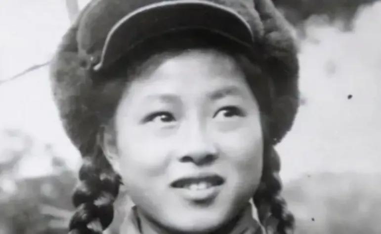 1951年，一名年仅16岁的志愿军女兵落入美军之手。此后两年，她在战俘营里每天都