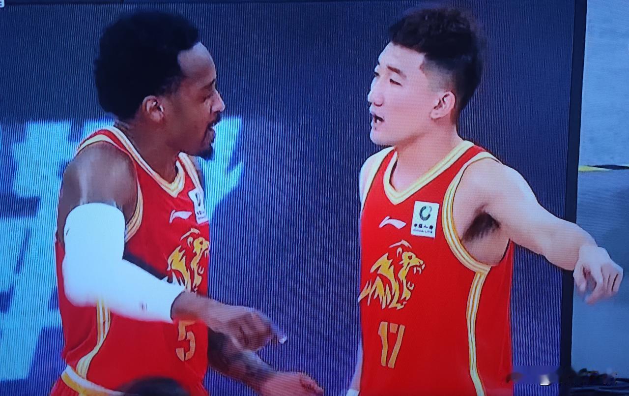 一山不容二虎，到底是该听谁的？
浙江广厦就要被横扫了，两个人还在争论不休，看样子