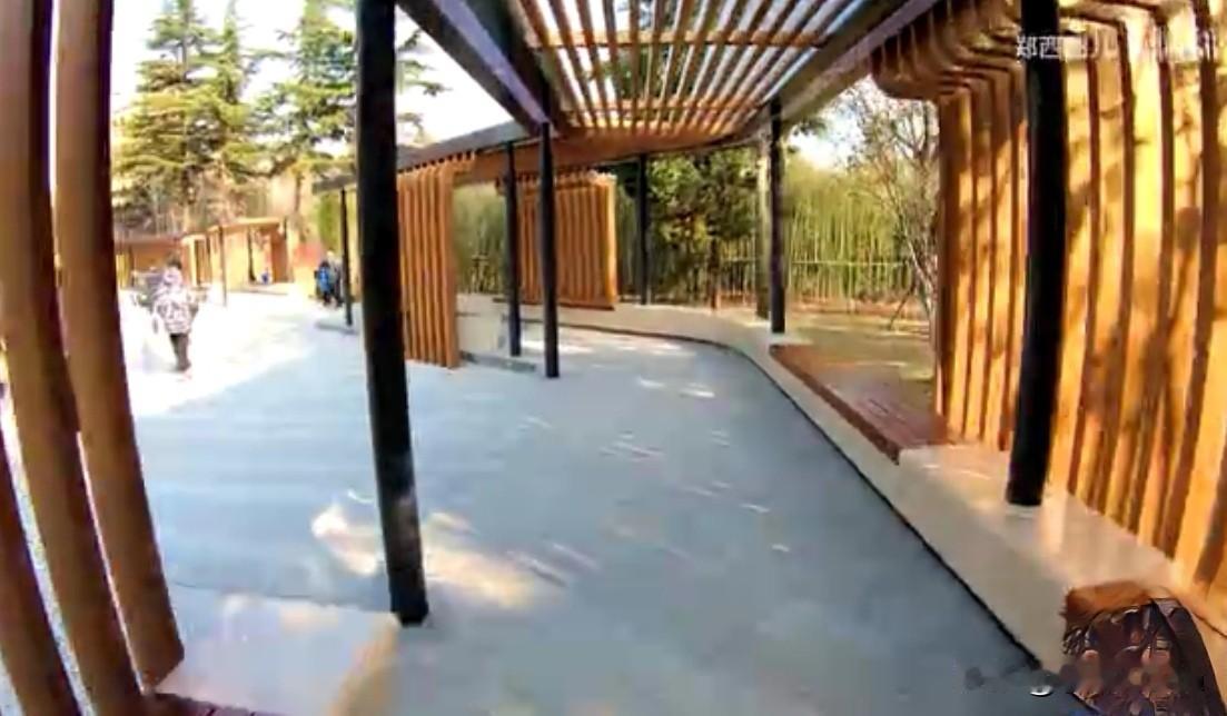 坚守自我，不活在他人眼里
 
人这一生，总会被形形色色的评价包围，有人夸赞，也有