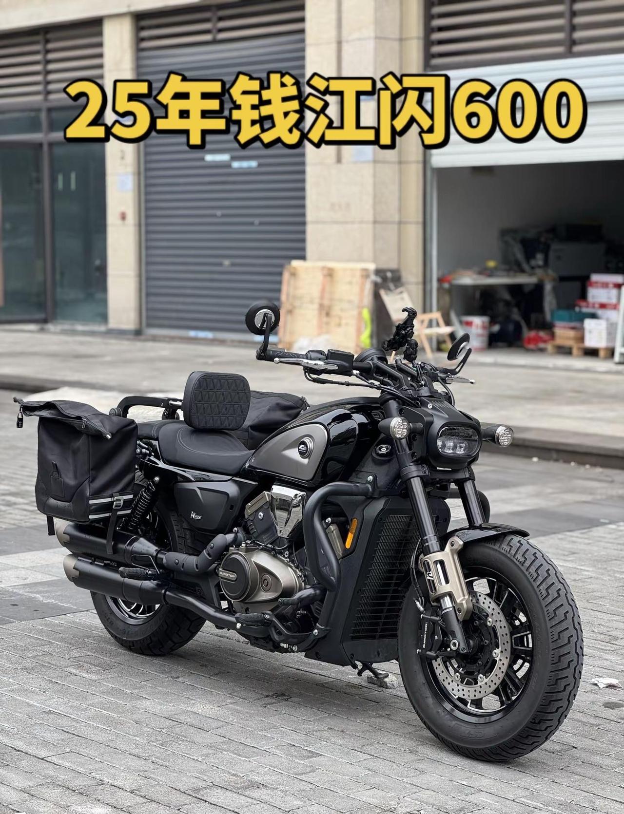 25年钱江闪600，1手户，安全行驶3000多公里，整体成色精品，加装边包，折叠