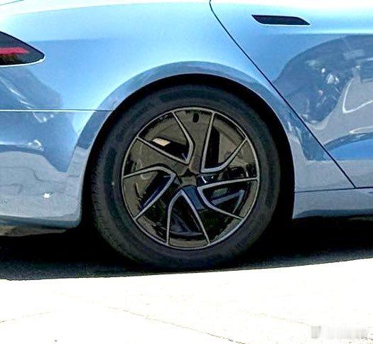 已知特斯拉即将推出的四款新轮毂设计：-19 英寸 Model S，带空气动力学轮