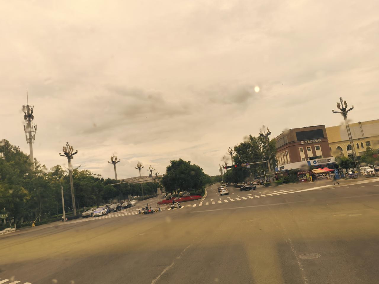 滇池路算是昆明最美的一条风景大道了吧！特别是南段，如果是这条路在北市区，肯定超赌