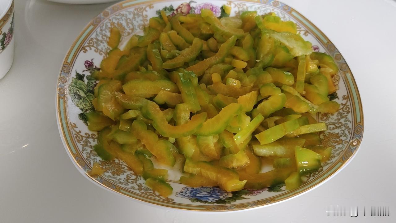 晒晒今天的午餐:从海南岛带回来的苦瓜，凉拌放点香油和盐，没想到三个菜，只有这个菜