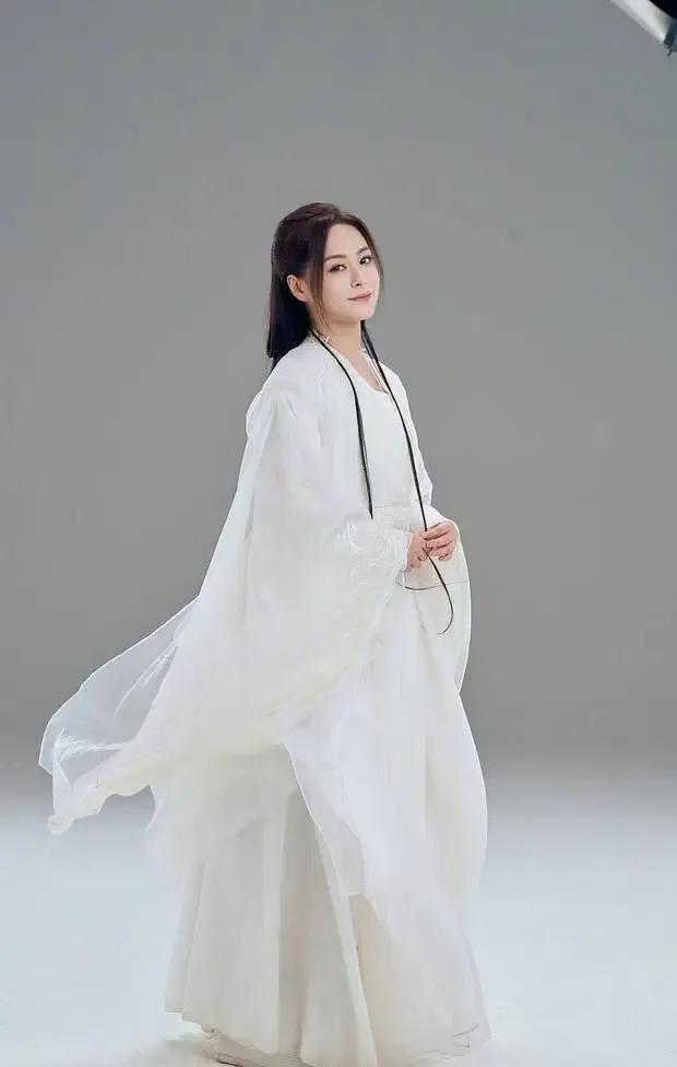 钟欣潼晒出新剧定妆照片，她身穿白色长袍纯洁又高雅，衣袂摆动，仙气飘飘，好似仙女。