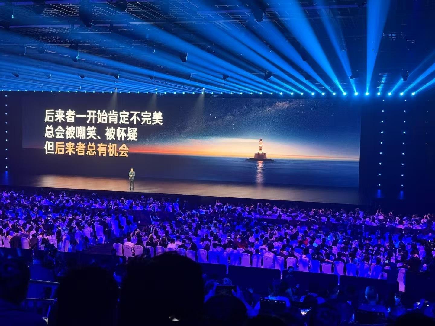听雷总现场演讲，那是一定会被感染到的。因为雷总用能朴实无华的话语给你娓娓道来，然