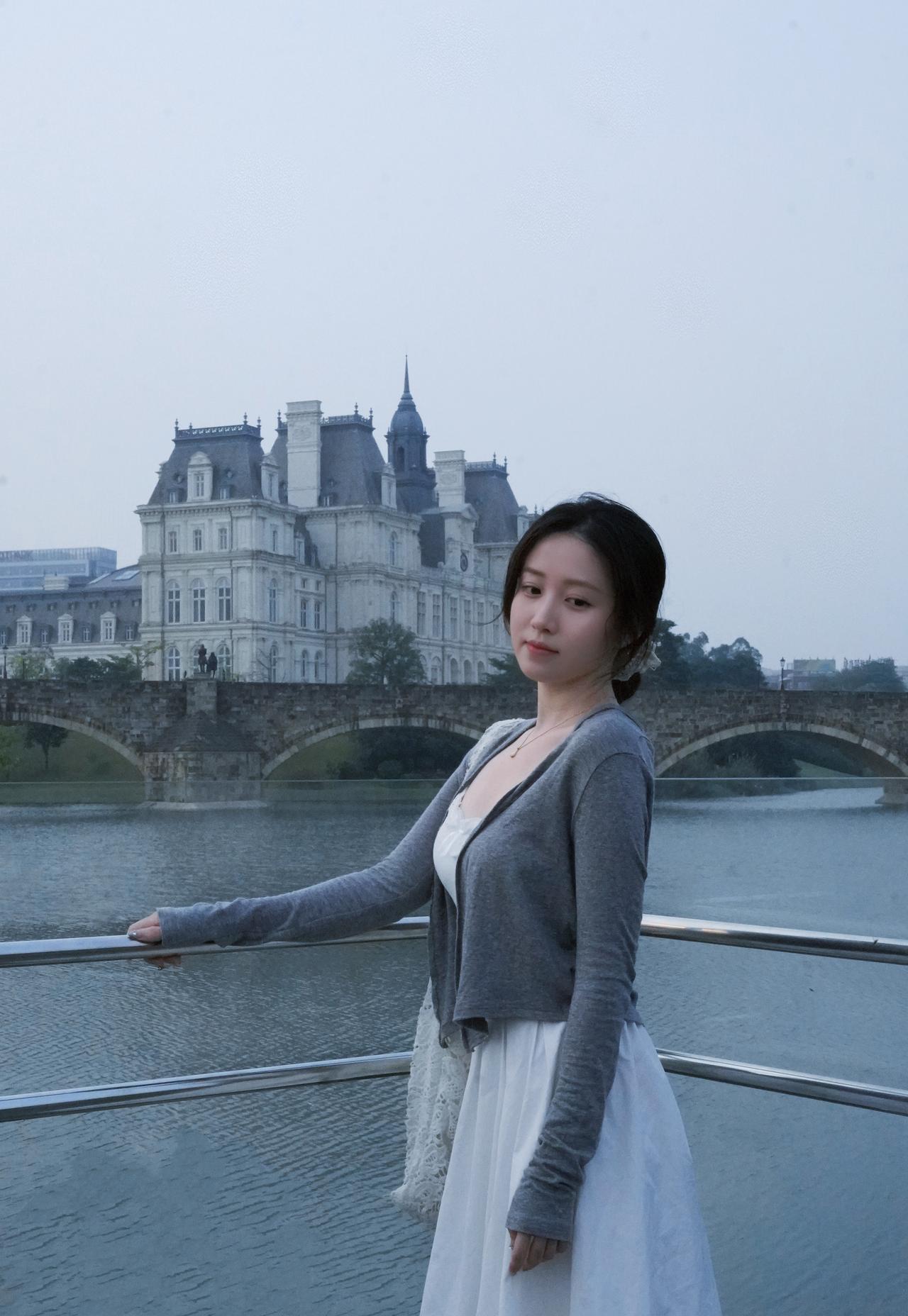 简单的白裙+灰色针织开衫，真的是去欧洲旅行的万能公式。

白色象征着纯粹，灰色则