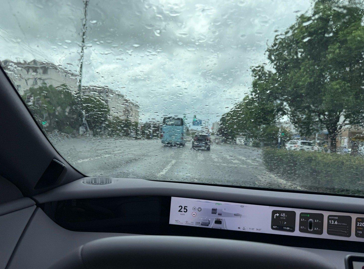 上一秒天还晴着呢下一秒暴雨倾盆了我愿称之为，晴暴天 ​​​