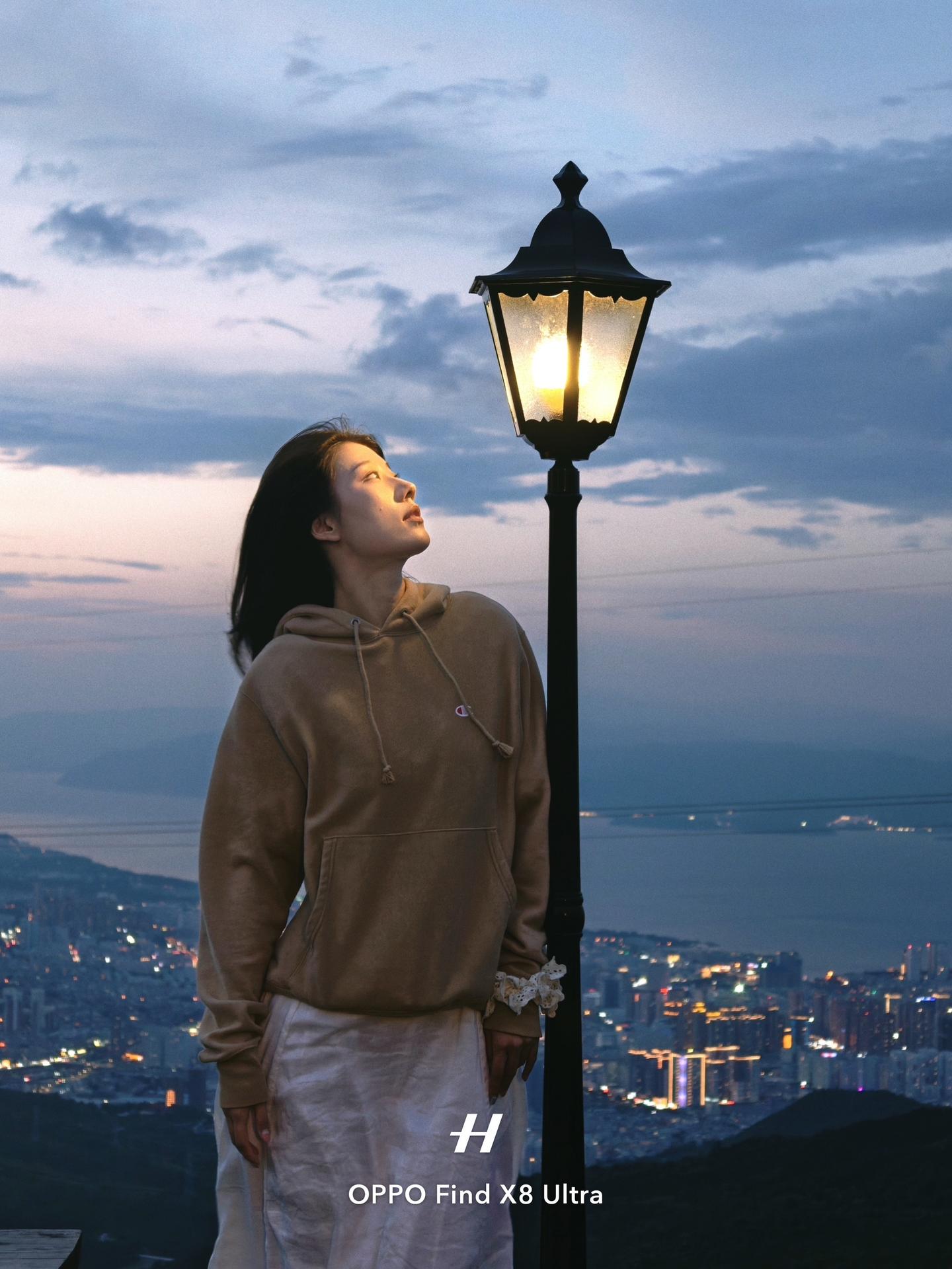 当旅拍摄影师用手机记录旅行。📷：OPPO Find X8 Ultra...