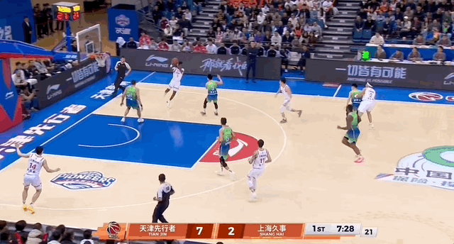 开场连续三个暴扣，上海队开局的状态依然火热。天津男篮vs上海男篮