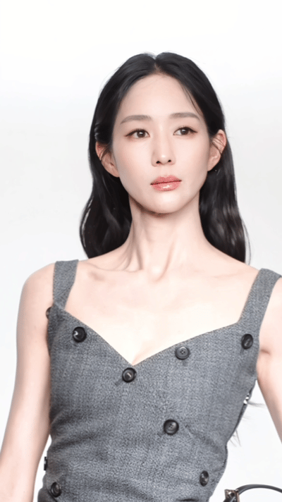 张钧甯有点惊艳到我了张钧甯灰裙知性温婉美 抬头那一下，确实有点惊艳。 