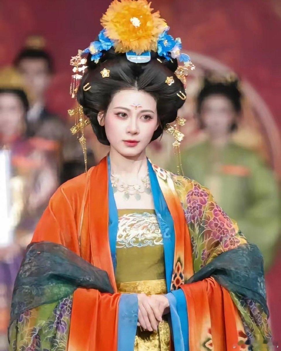 宁静好奇地问赵昭仪:“你的名字很像后宫，是谁给你起的？”赵昭仪说:“这是我爸给我