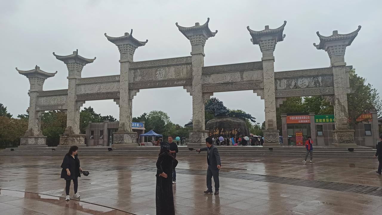 乳山银滩，参观处于中段的“福如东海寿比南山”景区，人不多，景区好多庙宇建筑的房子