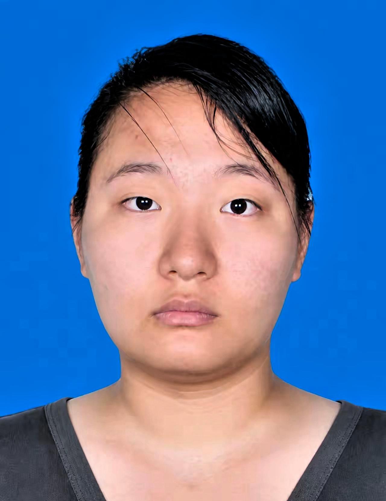 很难想象，一名普通加油站女工，面对持斧持刀的三名蒙面劫匪，敢于挺身对峙
 
凌晨