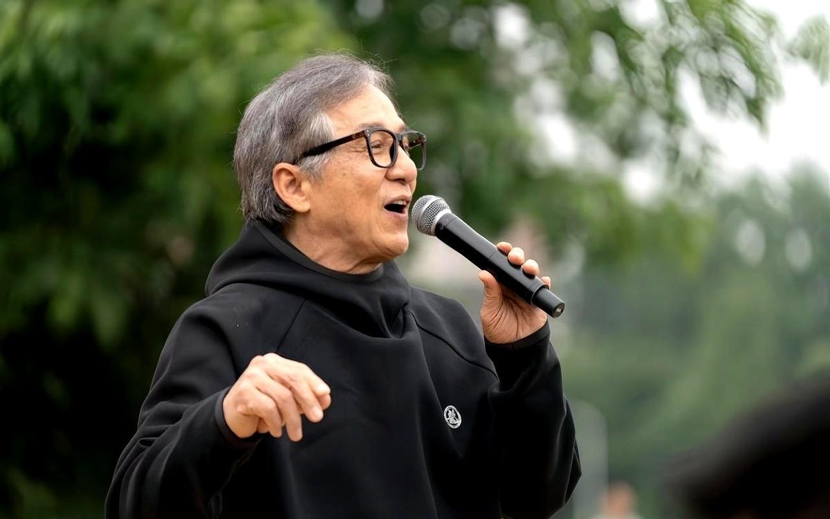 成龙深夜看监控，竟被自己老婆整破防了。

监控里，72岁的林凤娇一个人在空荡荡的