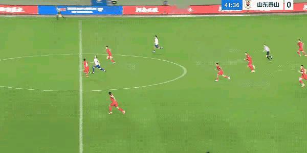 国明出击失误被吊空门，河南主场0比1不敌山东泰山。
队内大腿的大腿拉伤36分钟被