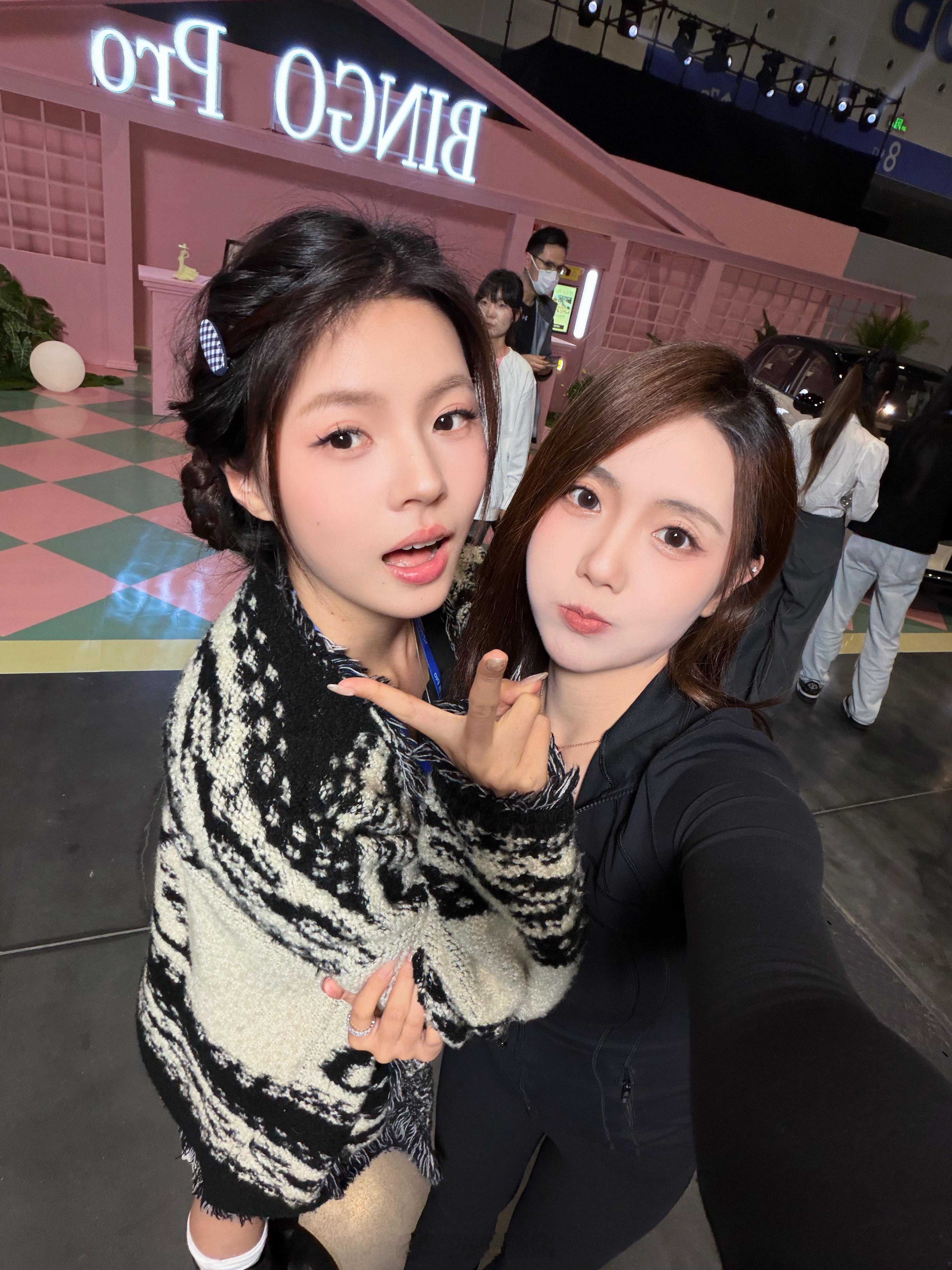 和小七见面抱着就是拍！！！这次发布会真的太匆忙 许愿下次一定出大片哈哈哈哈哈我的