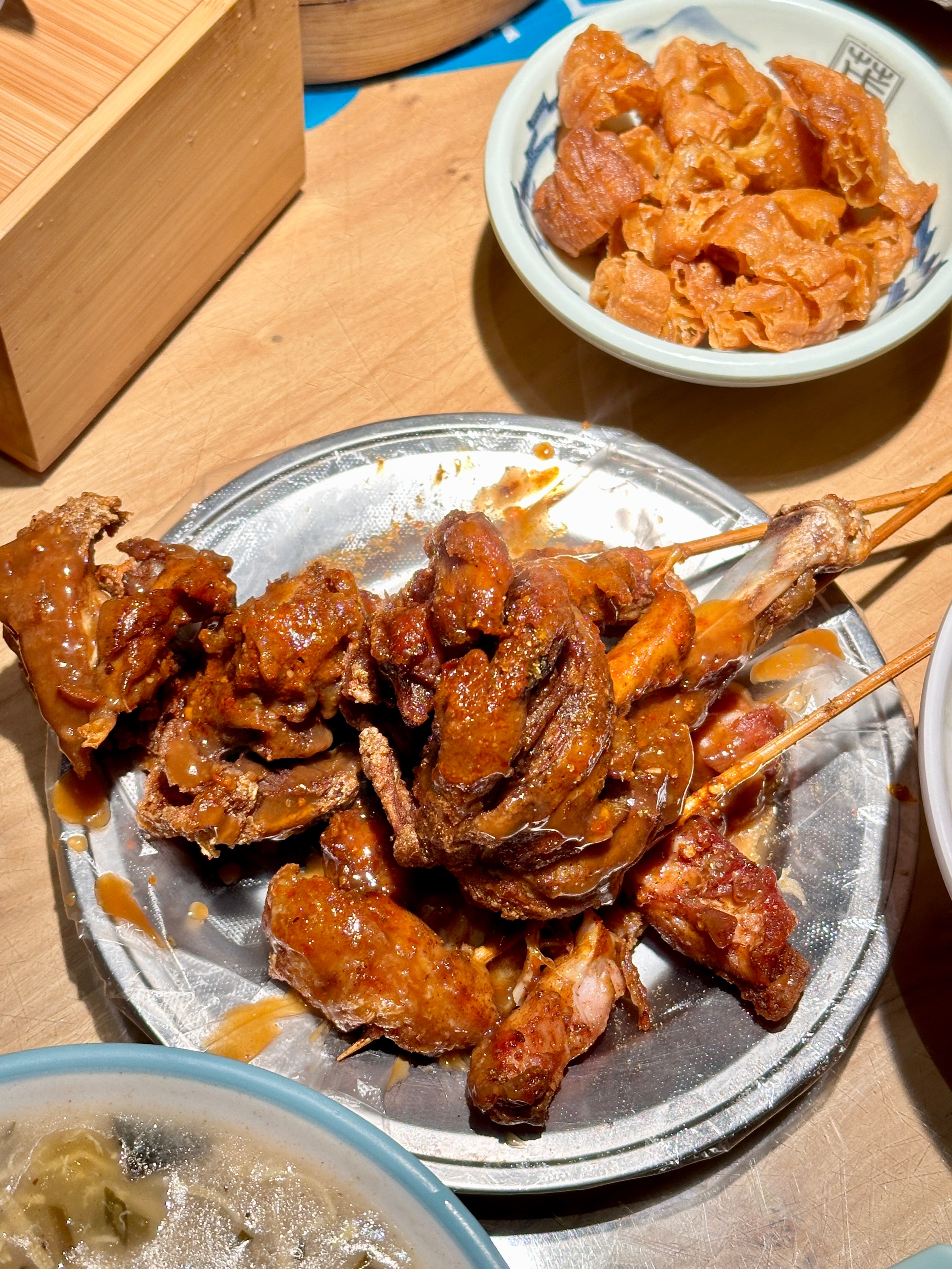 本蚌埠美食带盐人又双叒叕来咯！谁懂这一大桌的幸福感！[泪][泪]点了很多的张记油