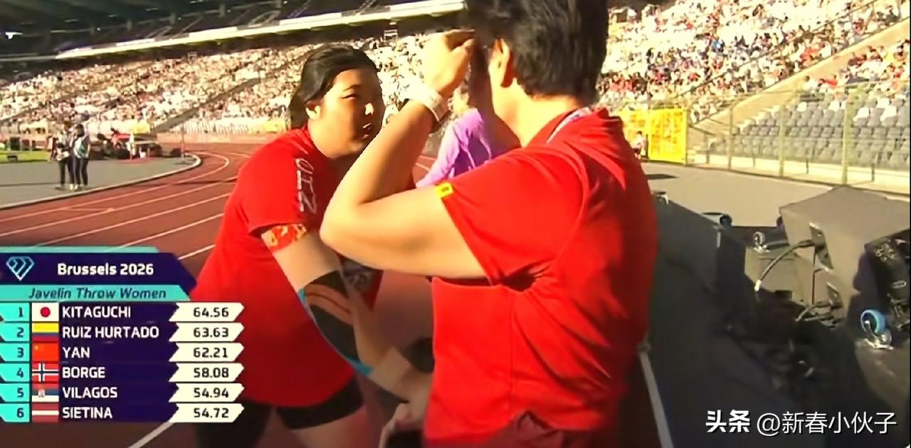 告诉大家一个好消息，严子怡在第四投中，以1个64米95的成绩力压群芳，来到第一位