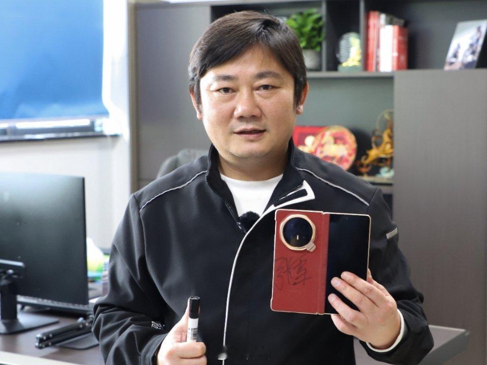 张雪终于把碎屏手机换了刚看了下，这换的不就是我的同款荣耀Magic V6吗？我感