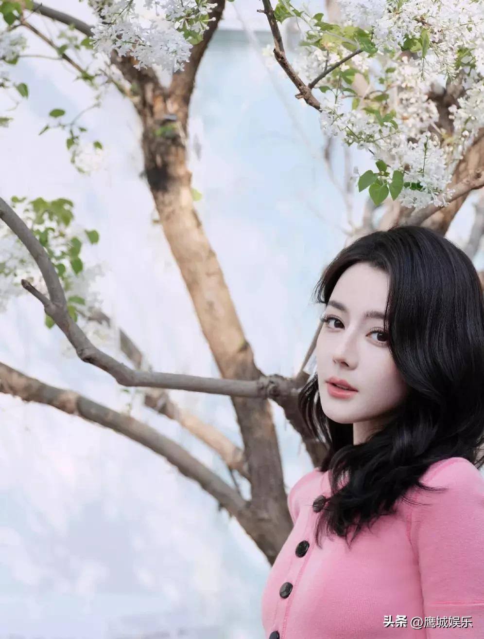 迪丽热巴春日写真美出圈！粉衣包臀裙甜辣兼备，少女感拉满
 
4月2日，迪丽热巴全