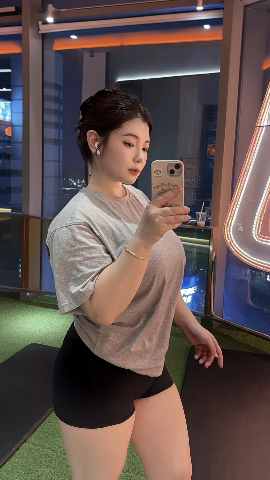 健身女孩 健身房打卡 健身使人快乐 见人不如健身流泪不如流汗