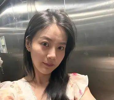 今天是素颜出门，叫姐姐还是叫阿姨 