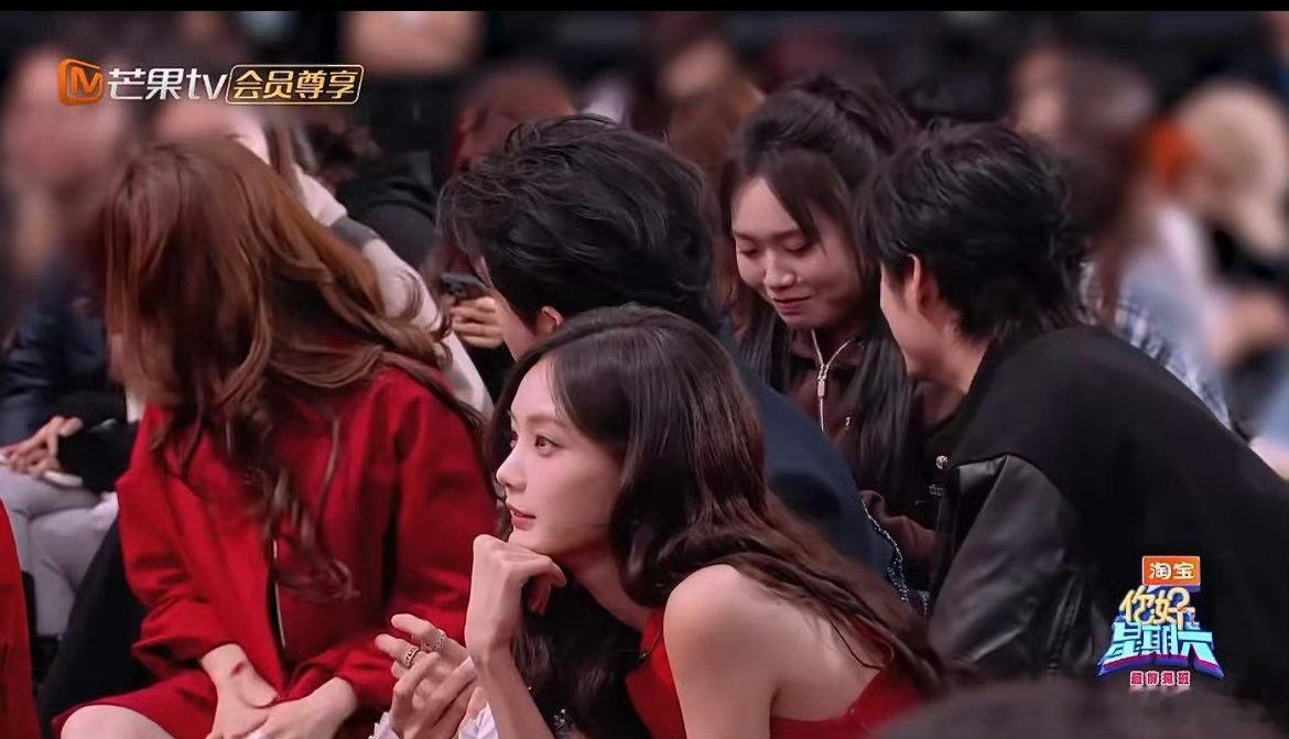 陈昊宇被逗出个括弧笑你好星期六谁能拒绝陈昊宇的括弧笑啊！温柔又可爱，眉眼弯弯特别