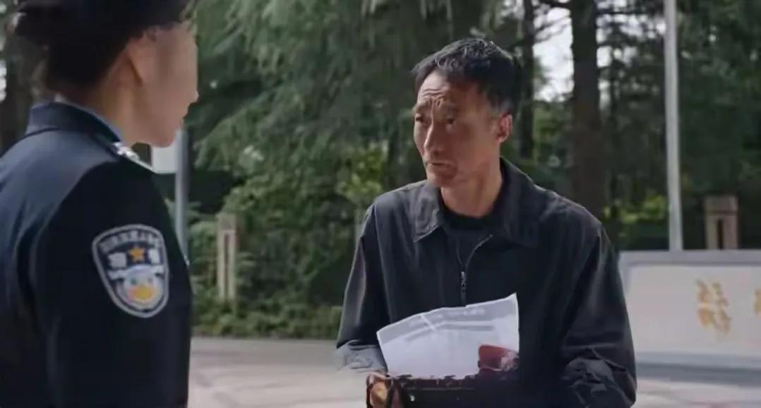 追剧《利剑·玫瑰》，红姨、老黄狗这一对恶毒的男女丧尽天良，而拾荒老人齐德富的善良