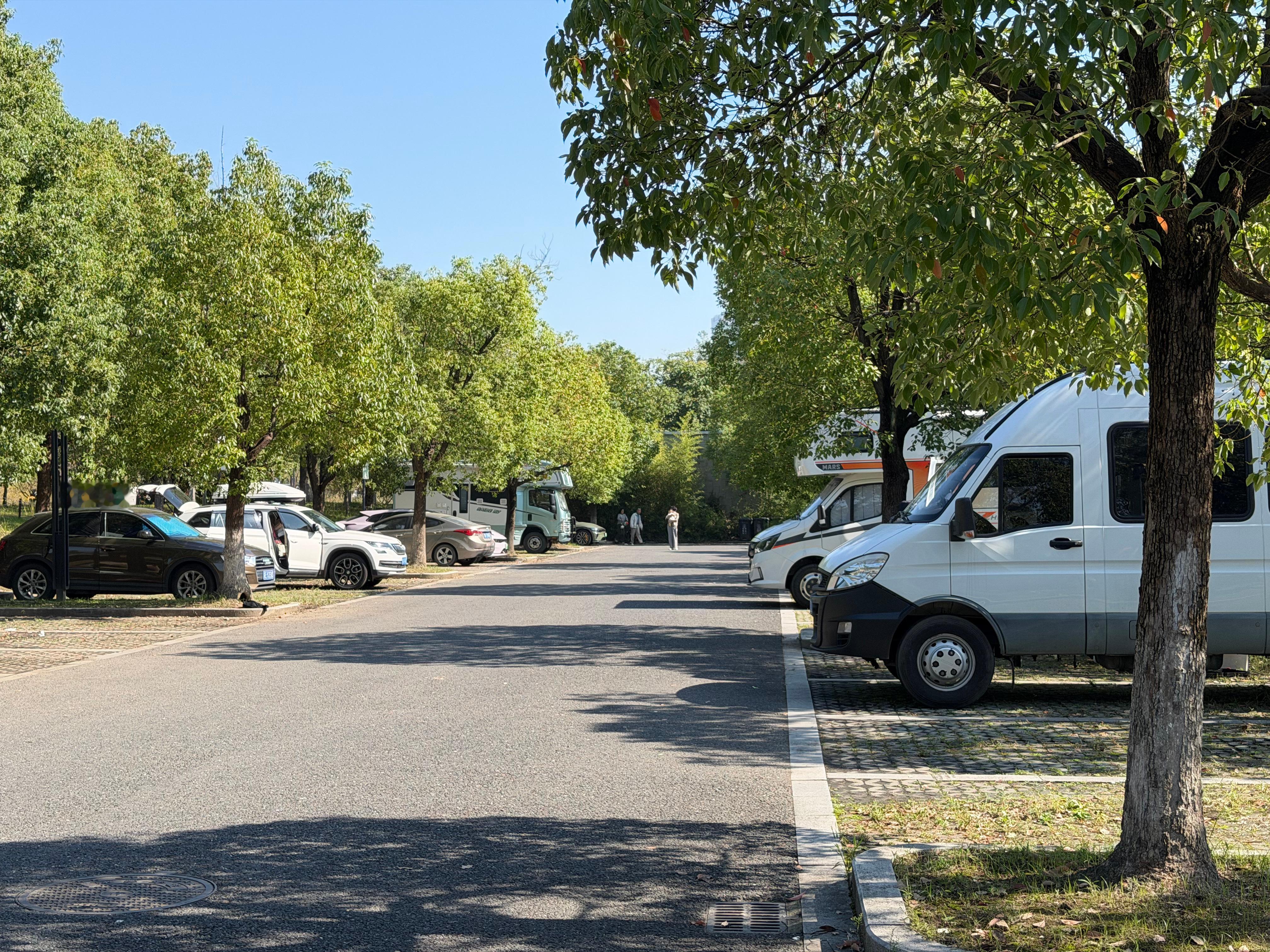 闻涛路停车场，经常有很多车来露营，晚上住这里，大车小车都有，今早过来一看，停了一