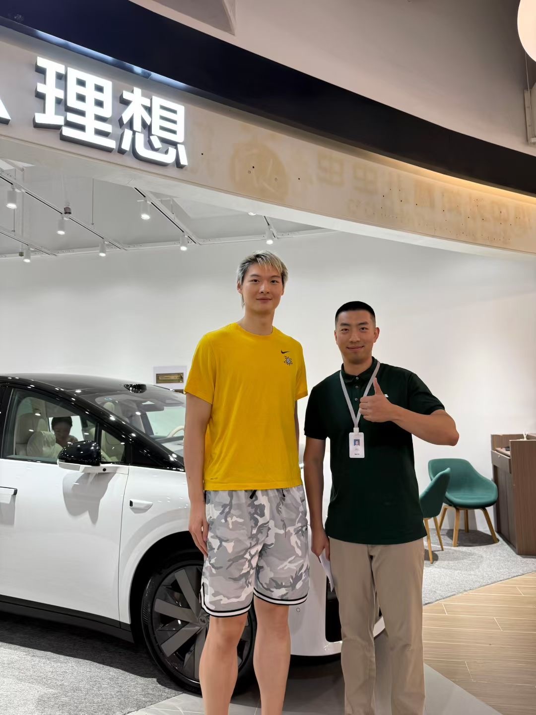 上海大鲨鱼CBA球星王哲林订购理想i8！理想i8 ​​​