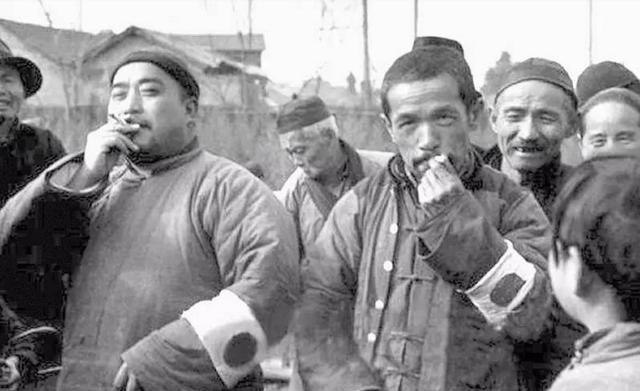 1951年，81岁的大汉奸刘雨田被判死刑，百姓纷纷拍手叫好。他却不知恬耻地大喊到