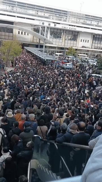 只要日本政府够强势，中国就不敢欺负我们。

当有民众问为什么提前解散众议院时，高