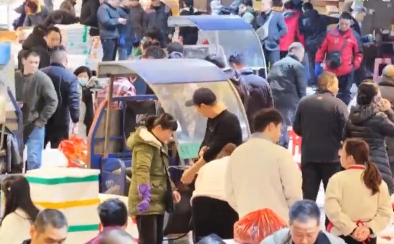 年货大集里的烟火气
 
春节临近，生鲜交易区里人潮涌动，摩肩接踵的人群里满是备年