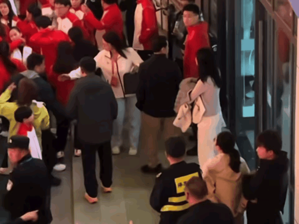 莎莎开幕式一结束，
莎宝就被那大哥在人群中一把给提溜走了，
没办法，人气太高再不