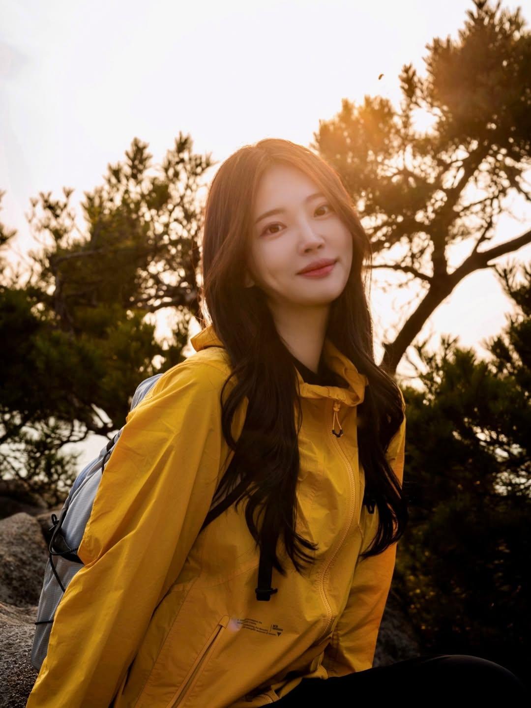 户外探险少女背着行囊笑看夕阳，这画面想想就超酷。有邻家女孩厌倦城市灯红酒绿，跑去