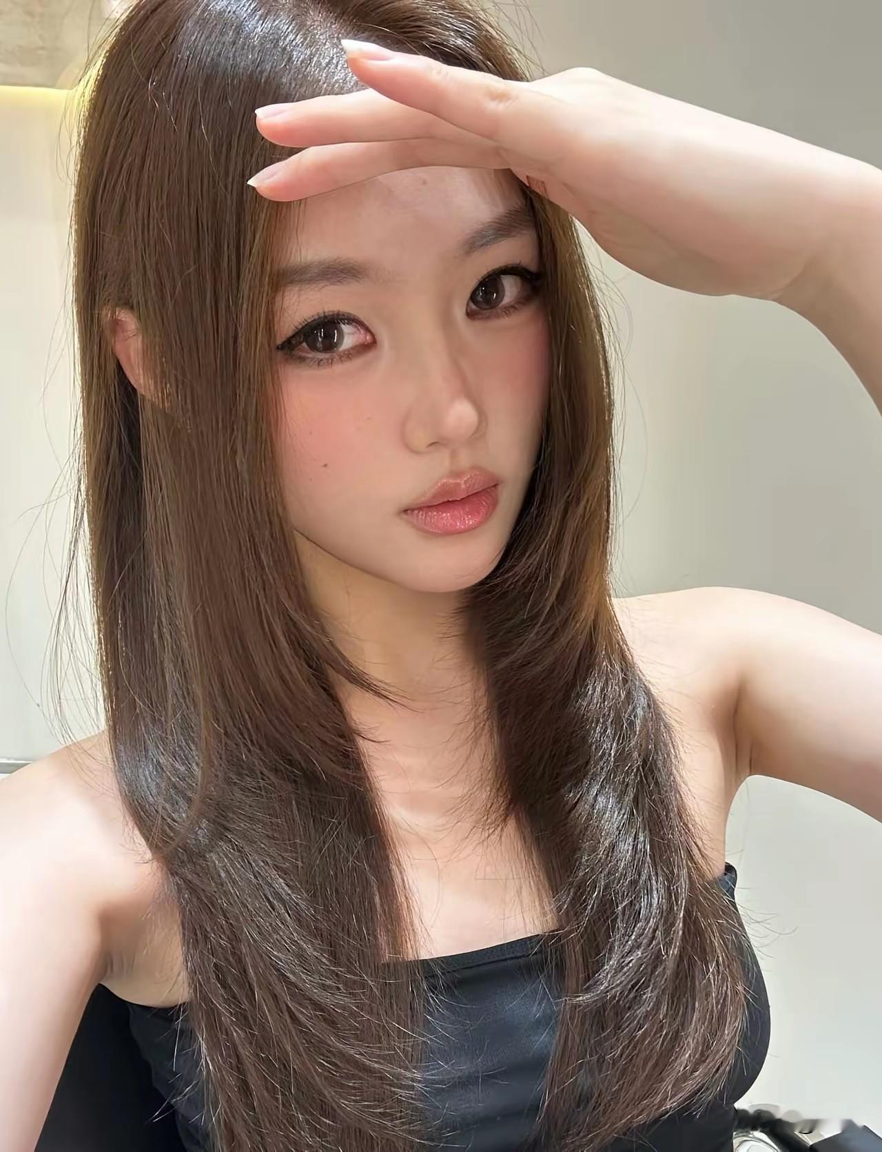 颜值出众，气质亮眼，看着很难靠近。
这种女生，究竟该怎么追求才能成功？
评论区分
