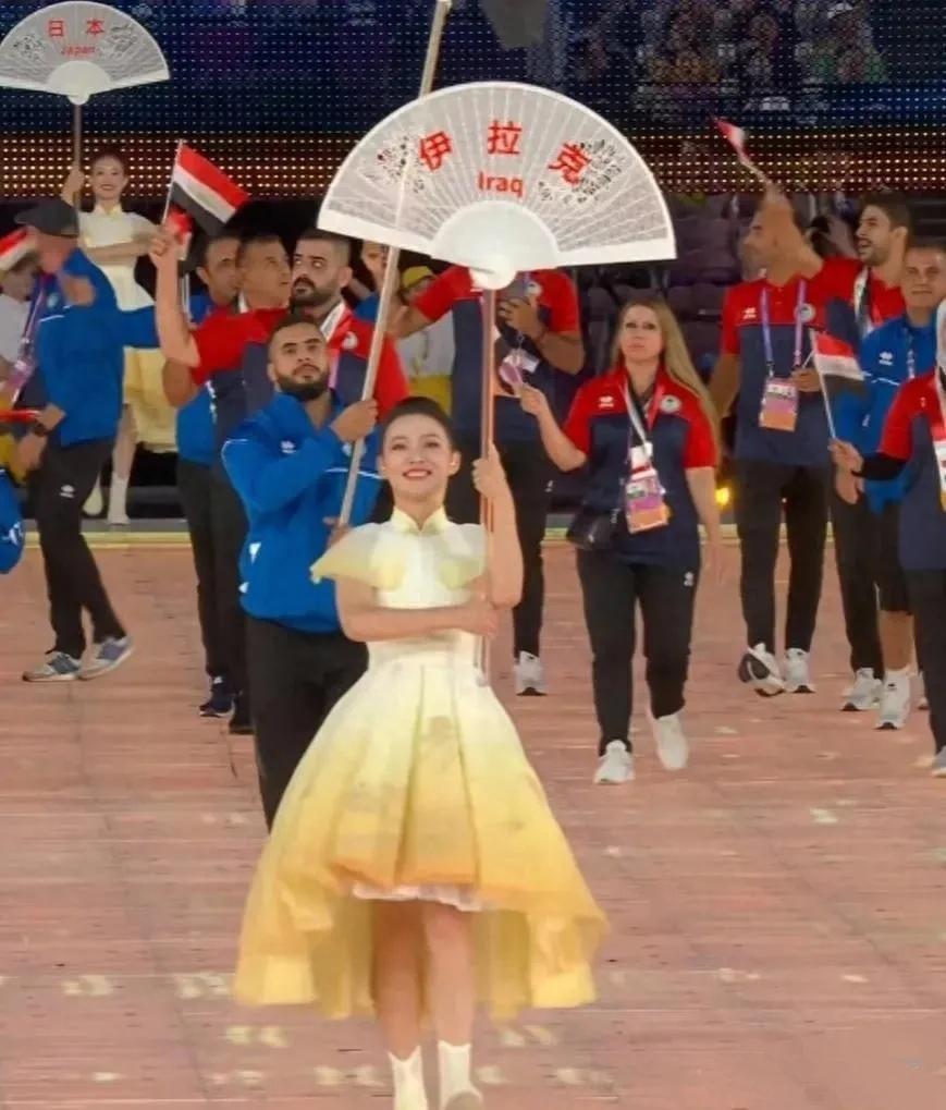杭州亚运会的举牌员，当时在网上火过一轮。

不是因为出了什么问题，是因为太能打了