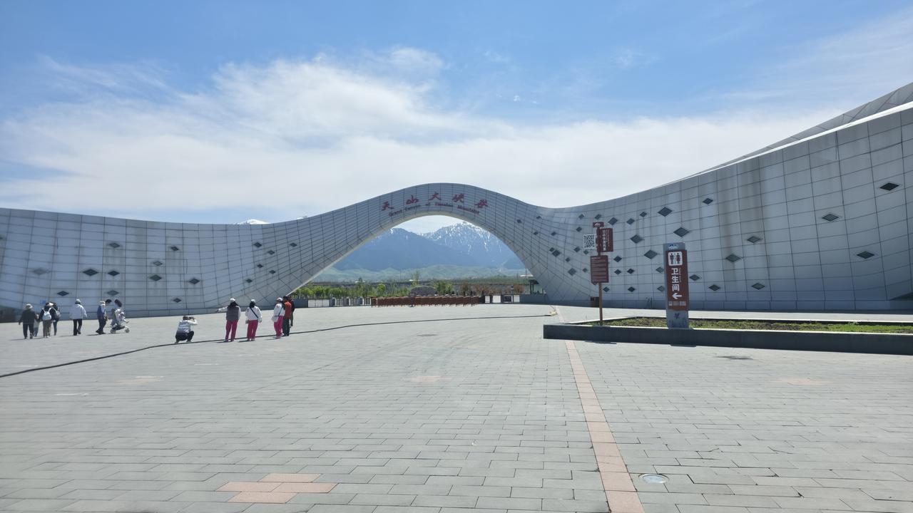 分享一张你拍的建筑天山大峡谷正门恢宏气派。[呲牙]