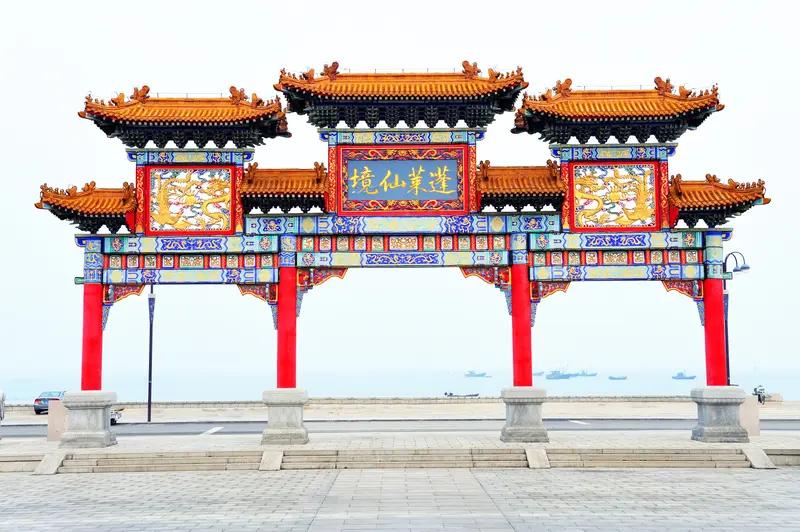 山东蓬莱“宰客”酒楼招牌被强拆 山东蓬莱“宰客”酒楼招牌被强拆这事，真的大快人心