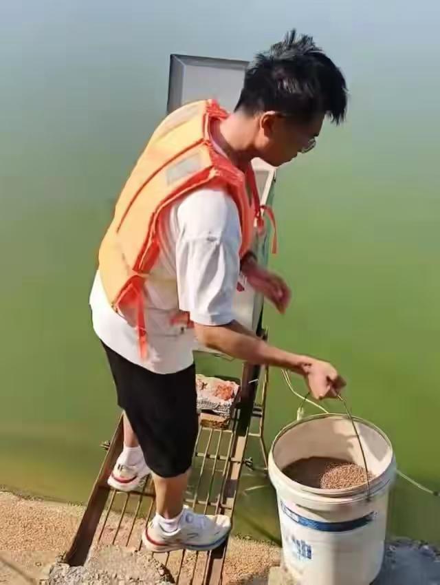 湖北宜昌，19岁的周景阳在鱼塘喂鱼时查到录取消息，技能高考687分、全省第一，成