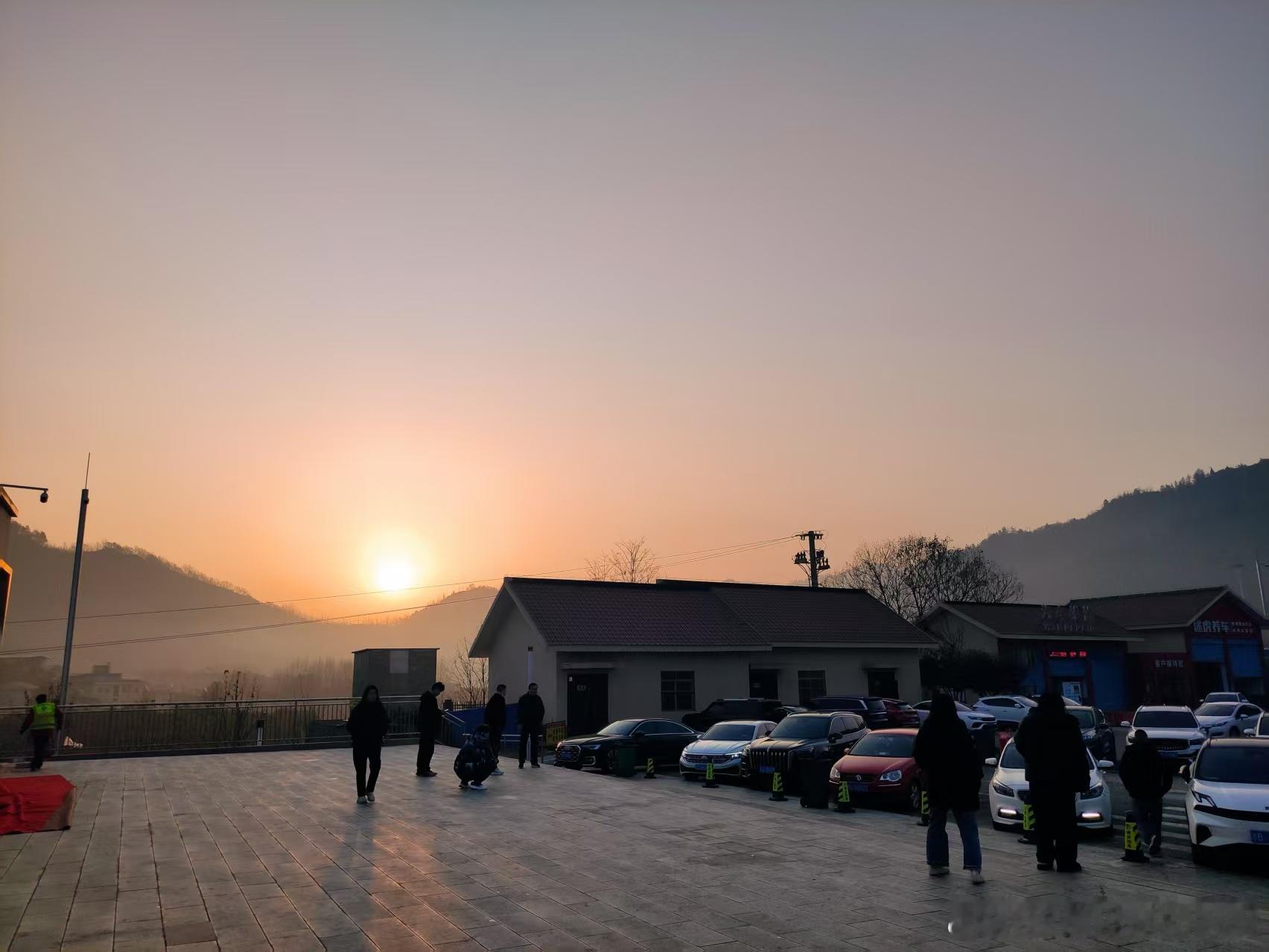 回家路上随手拍服务区的晨曦 