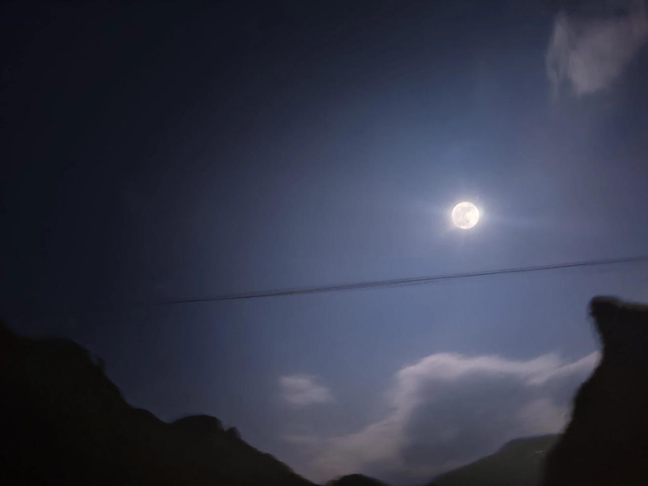 开车回家，随行随拍，记录这中秋圆月，在海拔二千米的高山盘山公路上。坐副驾驶的我还