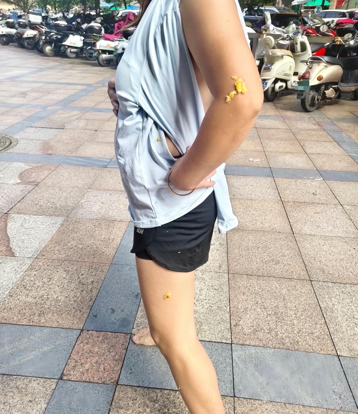 【玉林女子在某华府遭高空丢番薯砸中】

近日，网友爆料称：玉林市女子在某华府小区